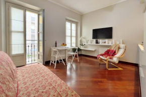 San Babila Chic Apt steps from Duomo by Rentopolis Milano